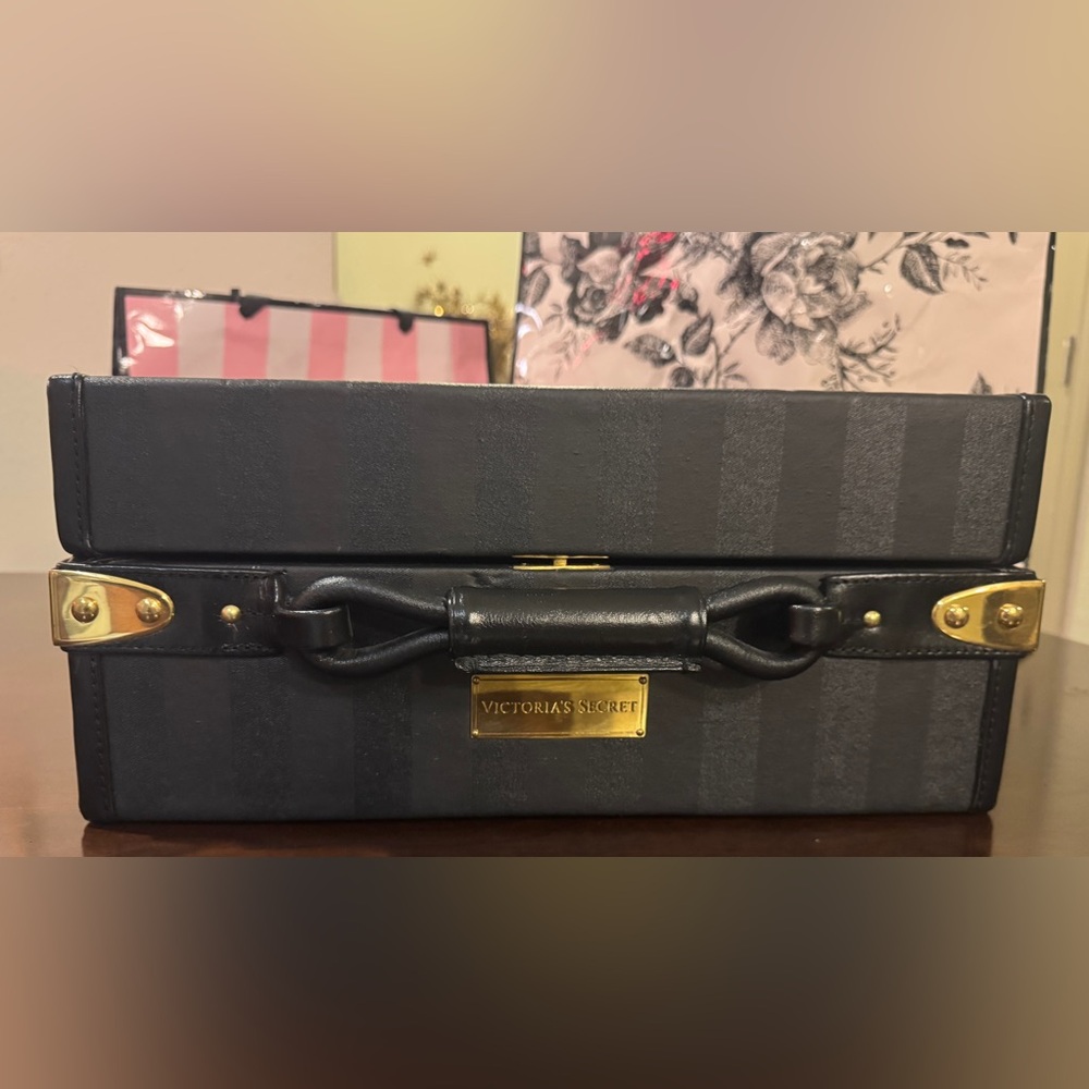 RARE Victoria’s Secret Luggage Display *OPENS*